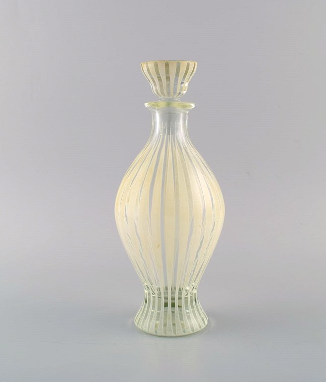 Bengt Orup for Johansfors. Strikt carafe in mouth-blown art glass. 1950s / 60s.
