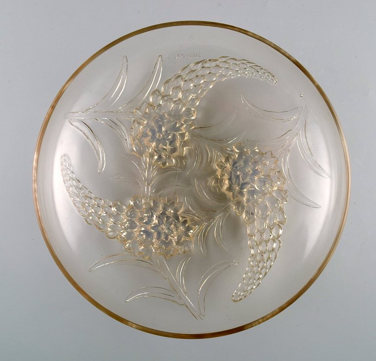 René Lalique (1860-1945), Frankrig. Tidlig og sjælden Veronique skål i matteret 
mundblæst kunstglas med blomster og bladværk i relief. 1920