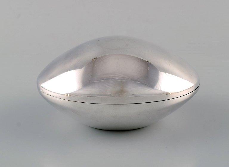 Henning Koppel (1918-1981) for Georg Jensen. Bonbonniere i sterlingsølv. 
Modelnummer 1089. 
