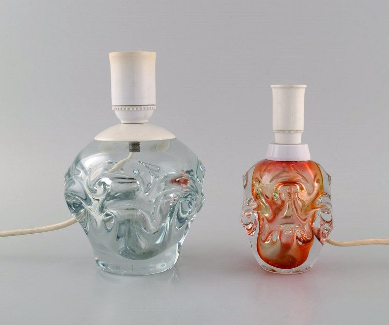 Scandinavian glass artist. Two table lamps in mouth-blown art glass. Mid-20th 
century.

