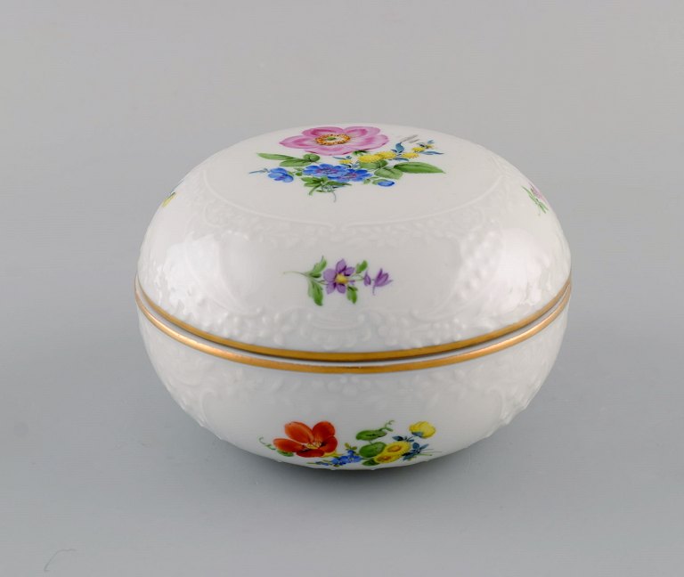 Antik Meissen lågskål i porcelæn med håndmalede blomster og guldkant. 
1920/30