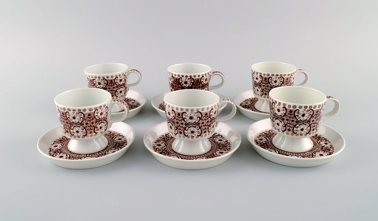 Raija Uosikkinen for Arabia. Six Ali porcelain coffee cups with saucers. Brown 
flower decoration. 1960s.
