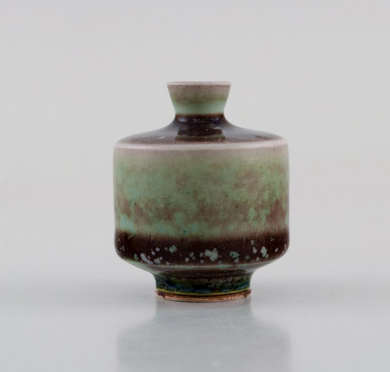 Berndt Friberg (1899-1981) for Gustavsberg Studiohand. Miniature vase in glazed 
ceramics. Beautiful Aniara glasses. 1970s.
