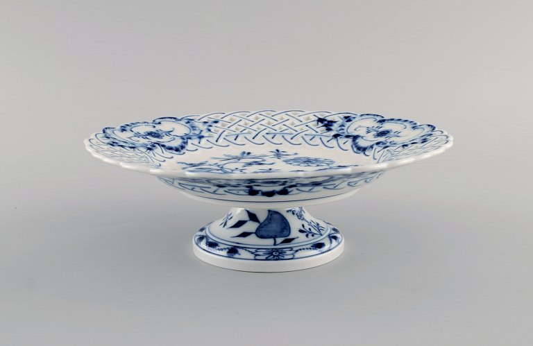 Meissen Blue Onion compote in openwork porcelain. Early 20th century.