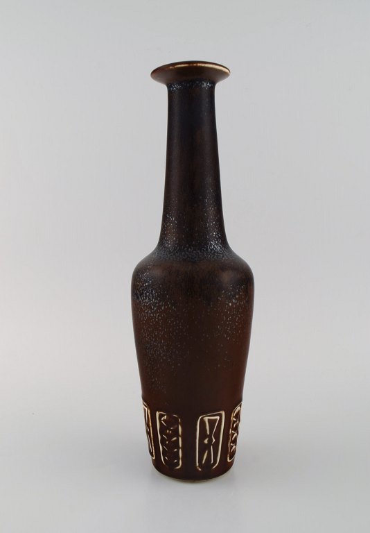 Gunnar Nylund (1904-1997) for Rörstrand. Bottle-shaped vase in glazed ceramics. 
Beautiful speckled glaze in brown and metallic shades. Mid-20th century.
