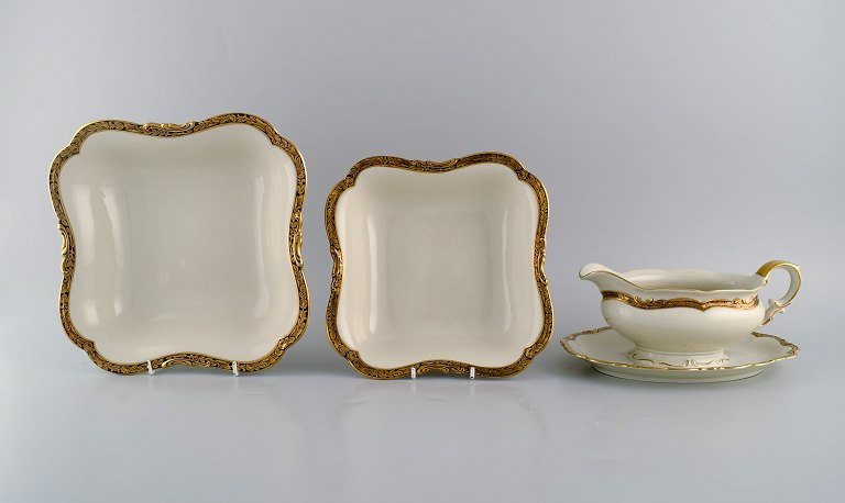 KPM, Berlin. Royal Ivory sovsekande og to skåle i cremefarvet porcelæn med 
gulddekoration. 1920