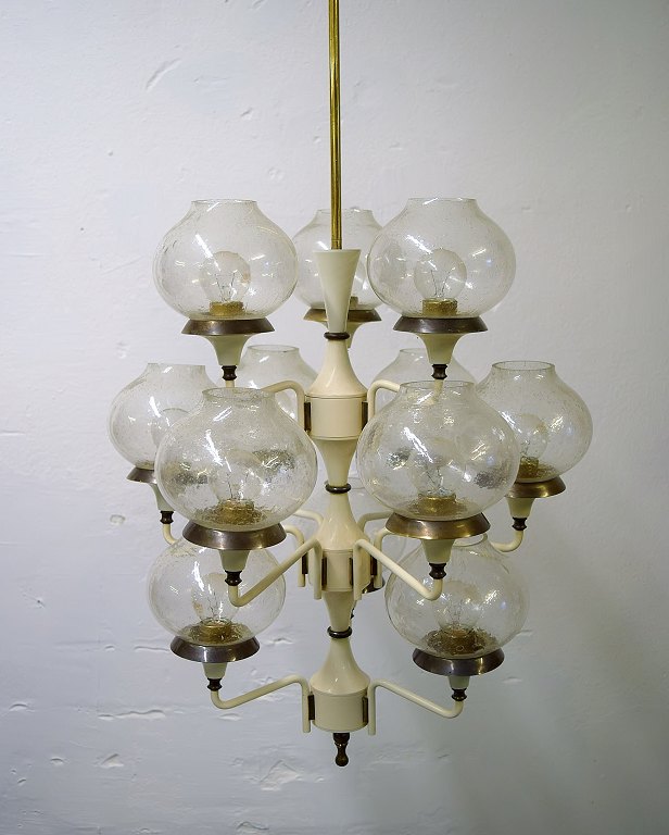 Hans Agne Jakobsson for A/B Markaryd. Stor imponerende lysekrone / loftlampe. 
Stel i delvist lakeret messing med 11 skærme i mundblæst kunstglas. 1960