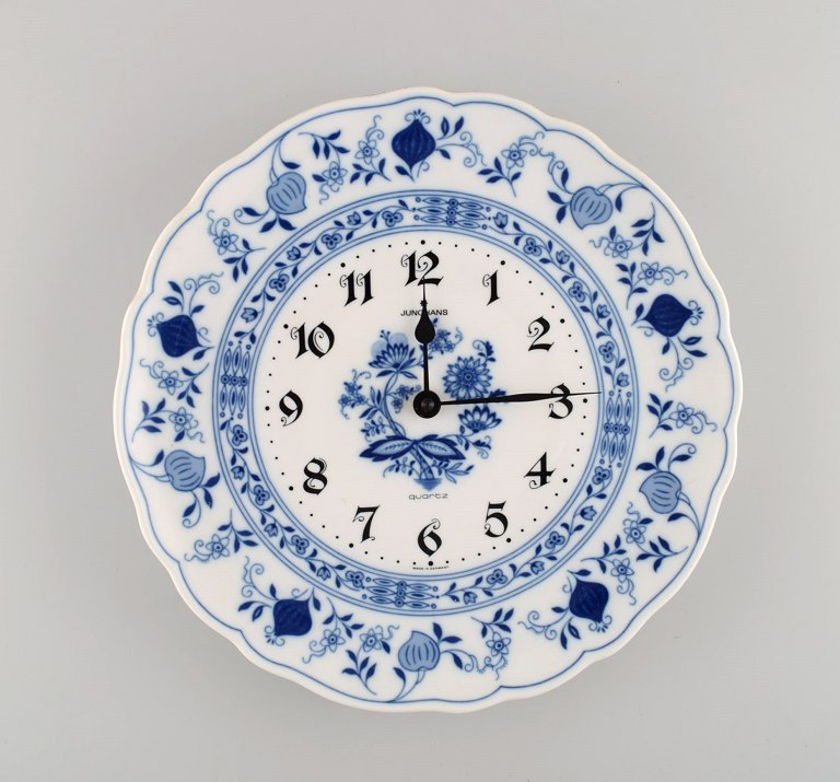 Junghans vægur i porcelæn. Meissen Løgmønstret stil. Tyskland, 1970