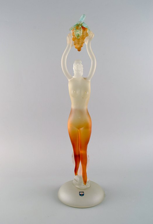 Stor og sjælden Murano skulptur i mundblæst kunstglas. Kvinde med druer. 
1960