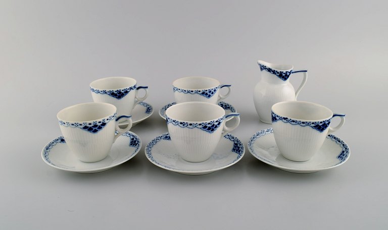 Royal Copenhagen blåmalet Prinsesse. Sæt på fem kaffekopper med underkop samt 
flødekande i porcelæn. Modelnummer 756.
