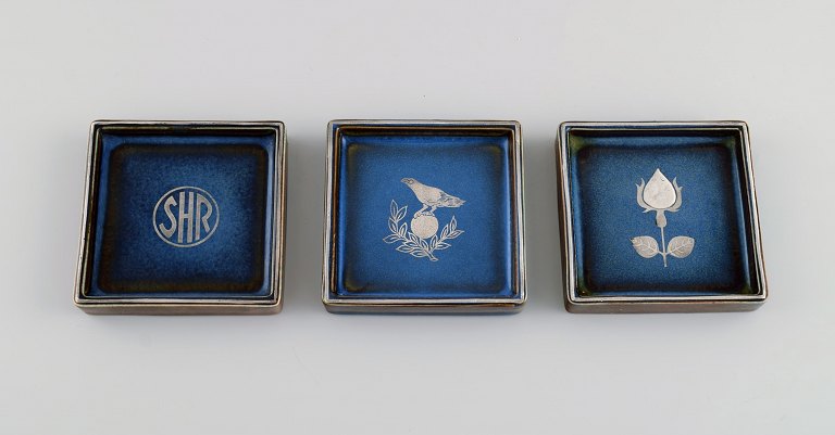 Sven Jonson (1919-1989) Gustavsberg. Three small Lagun dishes in glazed 
stoneware with silver inlay. Beautiful glaze in shades of blue. 1970s.
