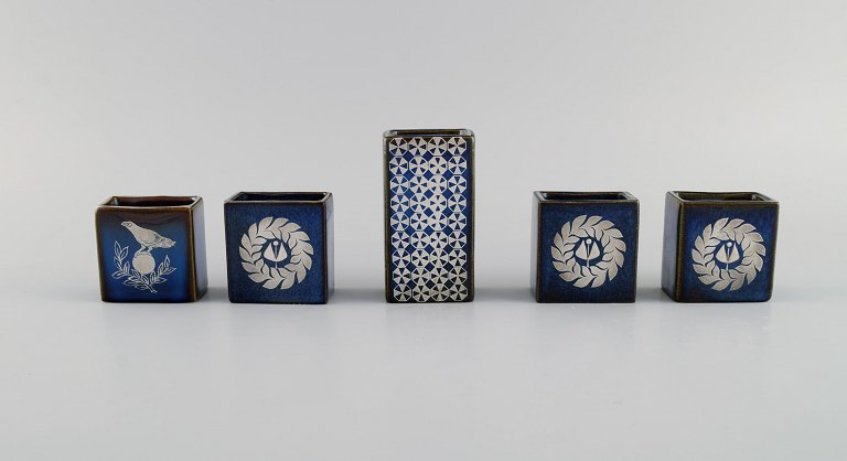 Sven Jonson (1919-1989) Gustavsberg. Five small Lagun vases in glazed stoneware 
with silver inlay. Beautiful glaze in shades of blue. 1970s.
