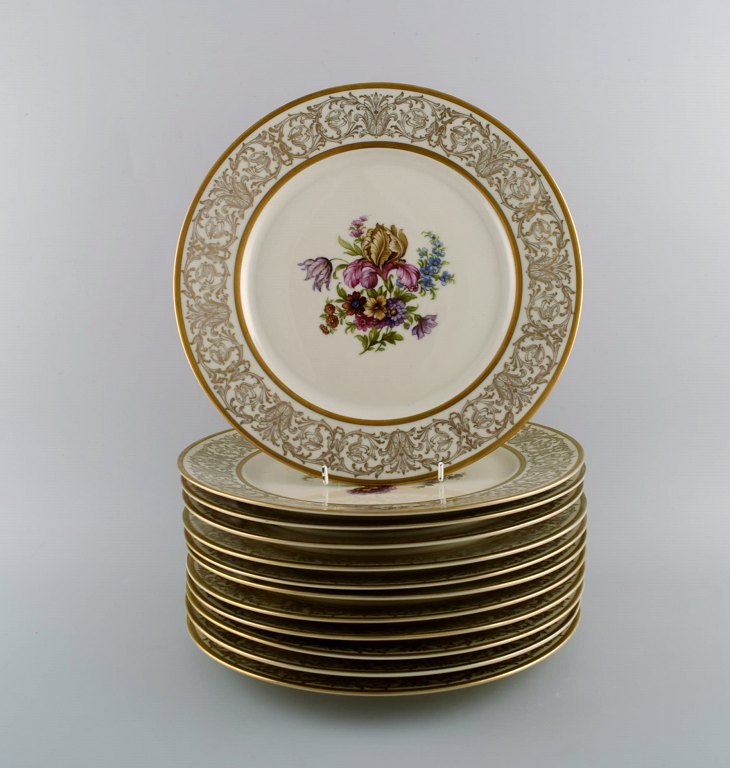 Tolv Tirschenreuth middagstallerkener i porcelæn dekoreret med  blomster og 
gulddekoration. Tyskland, midt 1900-tallet.
