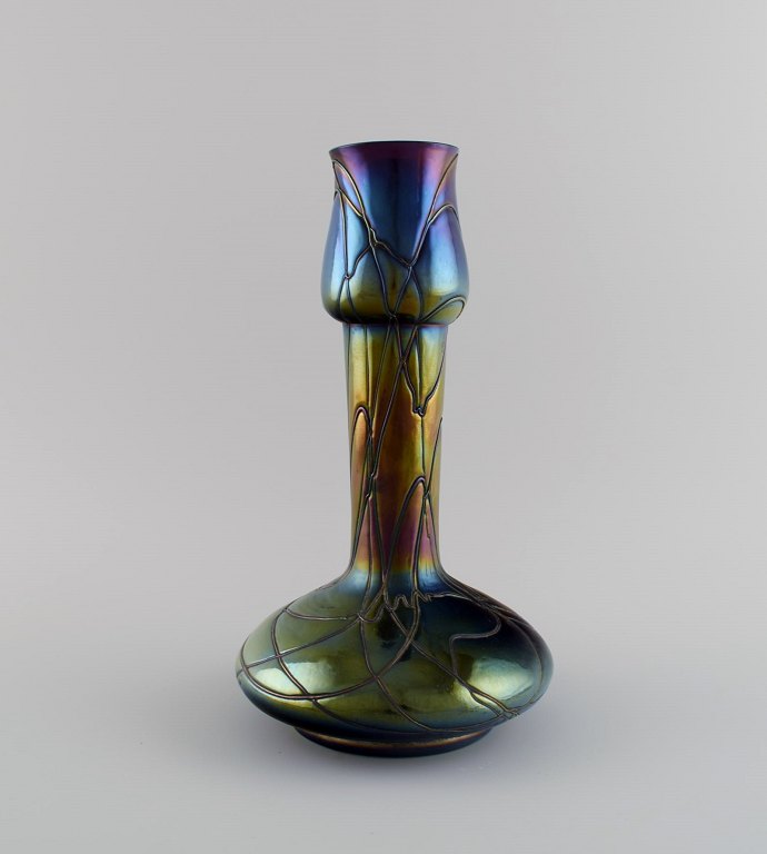 Kralik, Bohemia. Smalhalset art nouveau vase i iriserende mundblæst kunstglas. 
1910
