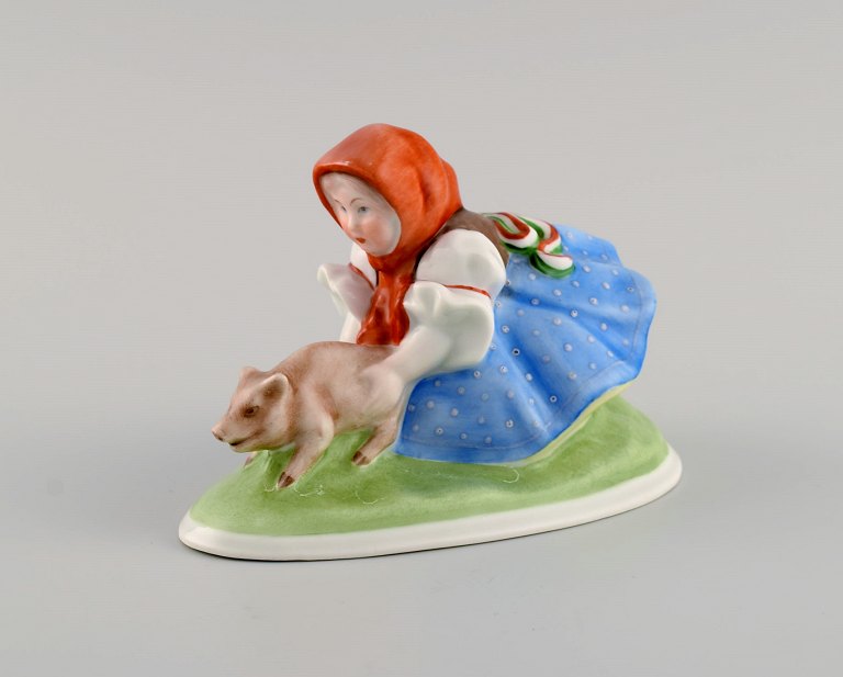 Herend figur i håndmalet porcelæn. Bondepige med grisling. Midt 1900-tallet.
