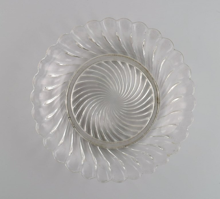 Baccarat, Frankrig. Rund art deco skål / fad i klart kunstglas. 1930/40