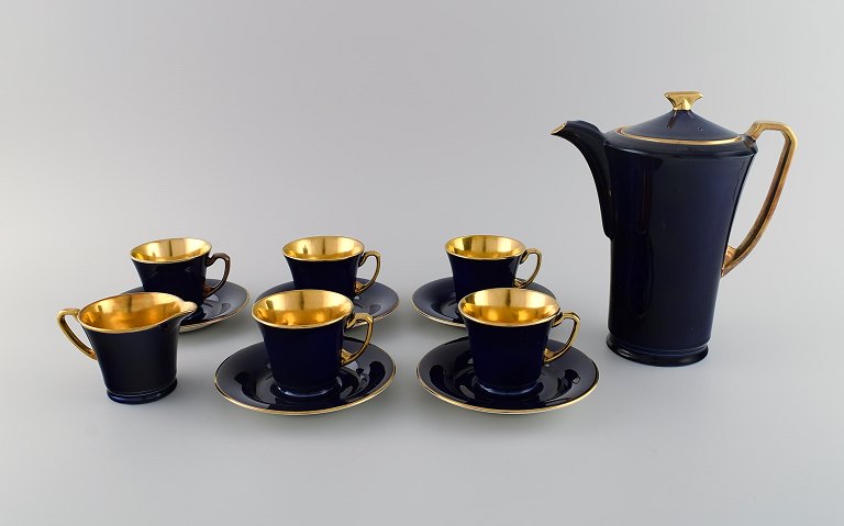 Crown Devon, England. Art deco kaffeservice til fem personer i marineblå 
porcelæn, indvendigt forgyldt. 1930
