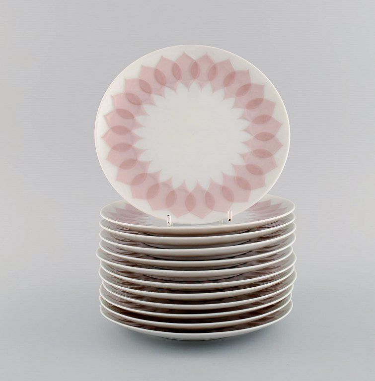 Bjørn Wiinblad for Rosenthal. Lotus porcelænsservice. Tolv tallerkener dekoreret 
med lyserøde lotusblade. 1980