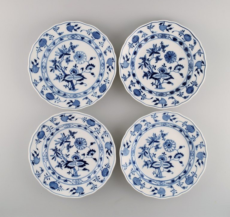 Four antique Meissen Blue Onion dinner plates in hand-painted porcelain. Approx. 
1900.
