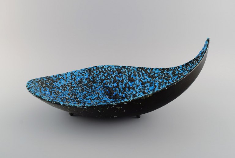 Large freeform bowl in glazed ceramics. Beautiful glaze in azure shades. France, 
1960s.
