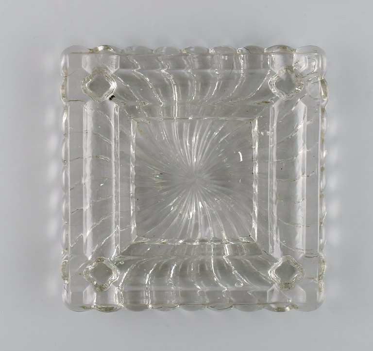 Baccarat, Frankrig. Kvadratisk art deco skål / fad i klart kunstglas. 
1930/40