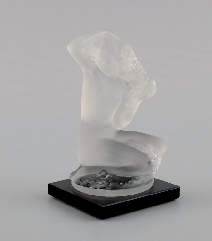 René Lalique, Frankrig. Nøgen kvinde i matteret kunstglas. Midt 1900-tallet.
