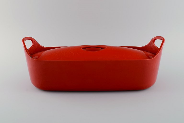 Timo Sarpaneva for Rosenlew, Finland. Rare cast iron fish tureen in red enamel. 
Mid-20th century.
