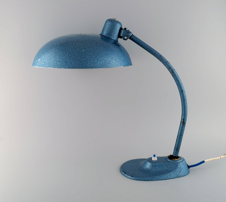 Stor justerbar arbejdslampe i original turkis hammerlak. Industrielt design, 
midt 1900-tallet.
