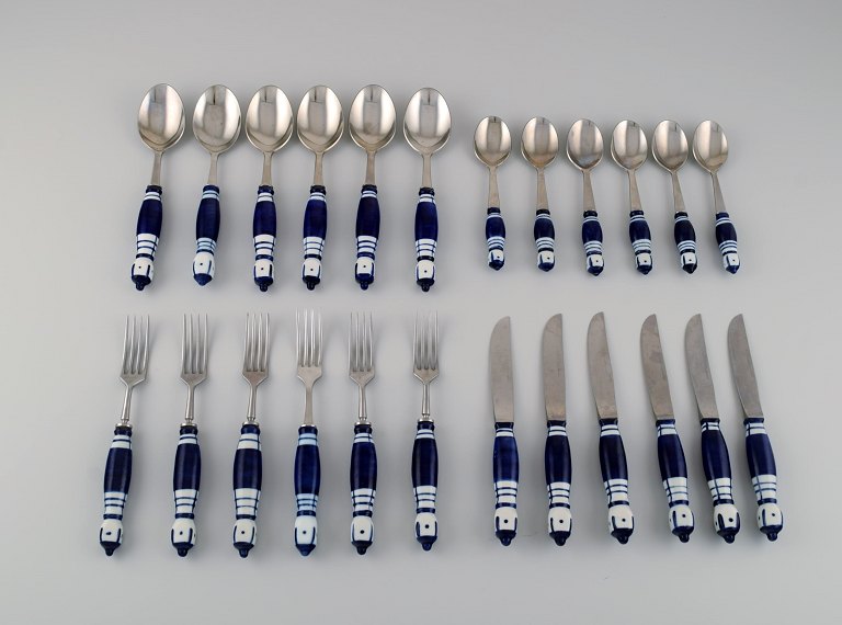 Bjørn Wiinblad for Rosenthal. Complete Siena grill cutlery / service for six 
people. 1970