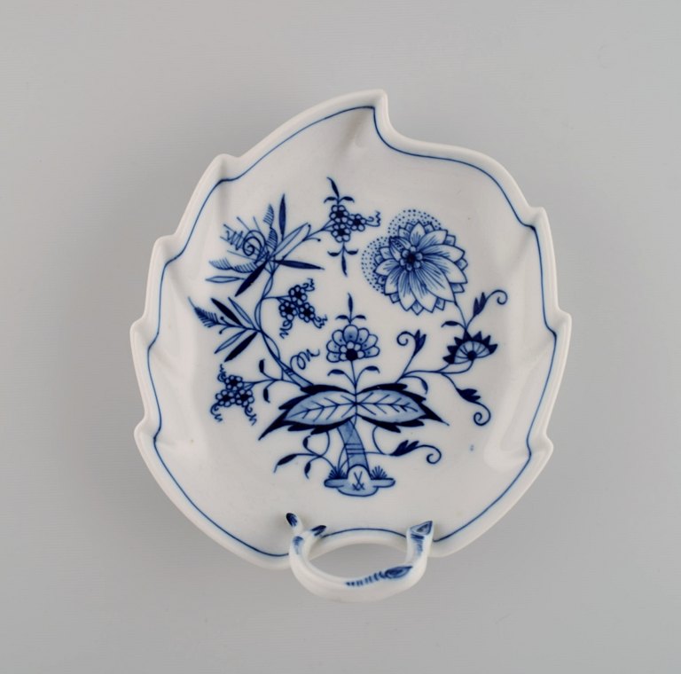 Leaf-shaped Meissen Blue Onion dish in hand-painted porcelain. Early 20th 
century.
