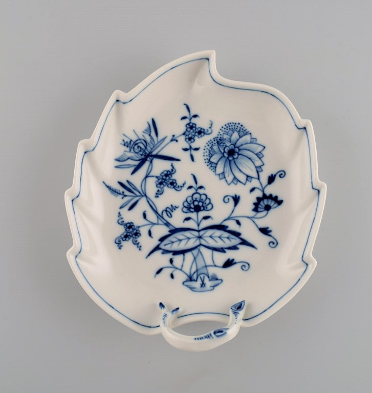 Leaf-shaped Meissen Blue Onion dish in hand-painted porcelain. Early 20th 
century.
