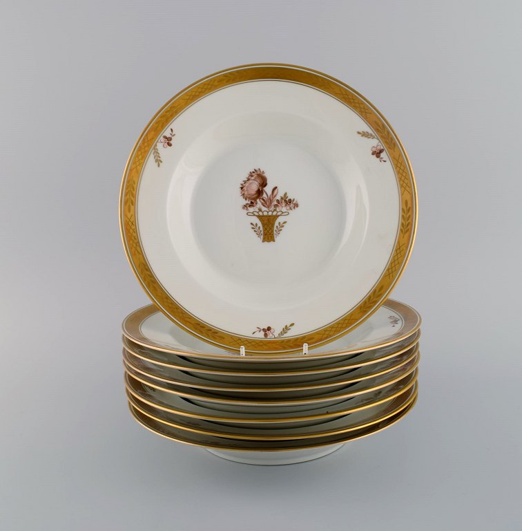 Eight Royal Copenhagen Golden Basket deep plates in hand-painted porcelain with 
flowers and gold decoration. 1960s. Model number 595/9587.
