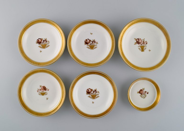 Seks Royal Copenhagen Guldkurv skåle i håndmalet porcelæn med blomster og 
gulddekoration. 1960