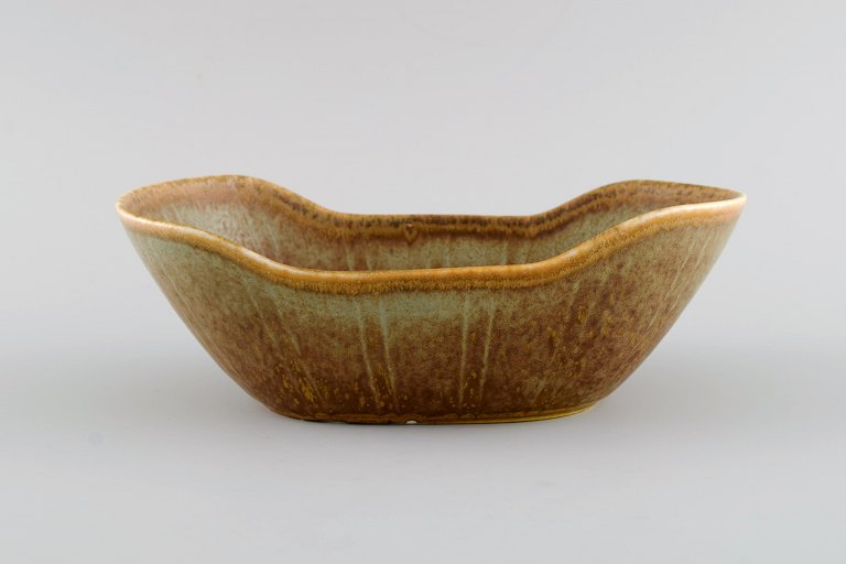 Gunnar Nylund (1904-1997) for Rörstrand. Bowl in glazed ceramics. Beautiful 
glaze in earth tones. Mid-20th century.
