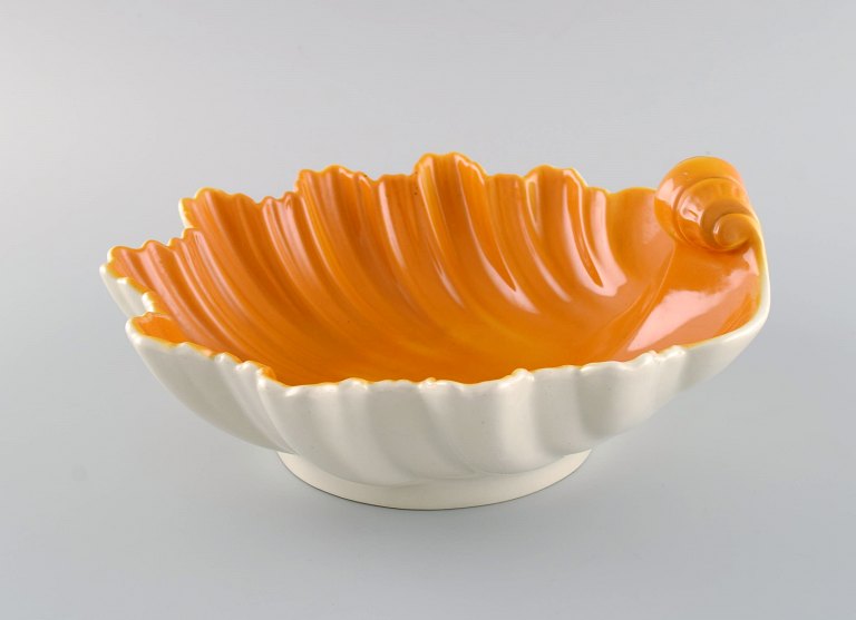 Wilhelm Kåge (1889-1960) for Gustavsberg. Hand-painted faience bowl shaped like 
a seashell. 1920s / 30s.
