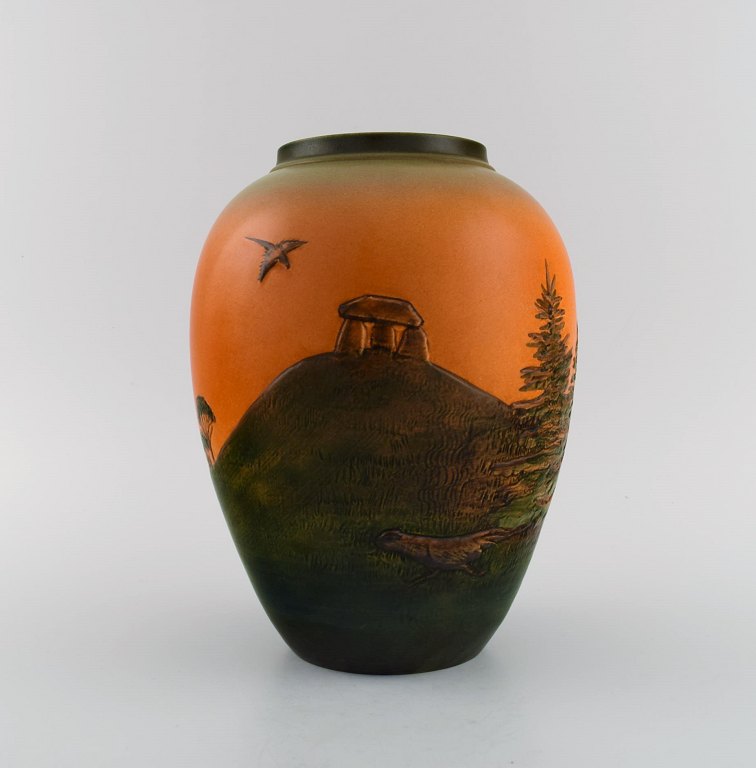 Ipsens enke, Danmark. Vase i glaseret keramik. Håndmalet landskab med gravhøj. 
1920/30