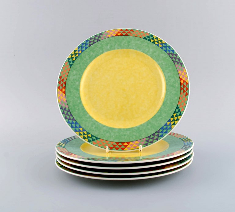 Gallo Design, Tyskland. Fem Pamplona porcelænstallerkener. Farverig dekoration. 
Sent 1900-tallet.
