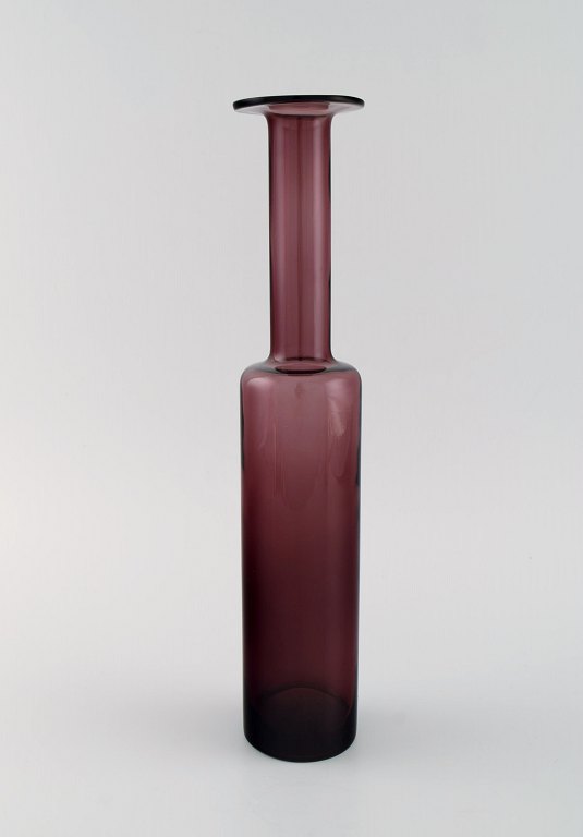 Nanny Still (1926-2009) for Riihimäen Lasi. Vase i lilla mundblæst kunstglas. 
Finsk design, 1960