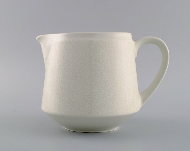 Raija Uosikkinen for Arabia. Pitsi porcelain jug with floral decoration. Dated 
1967-1974.
