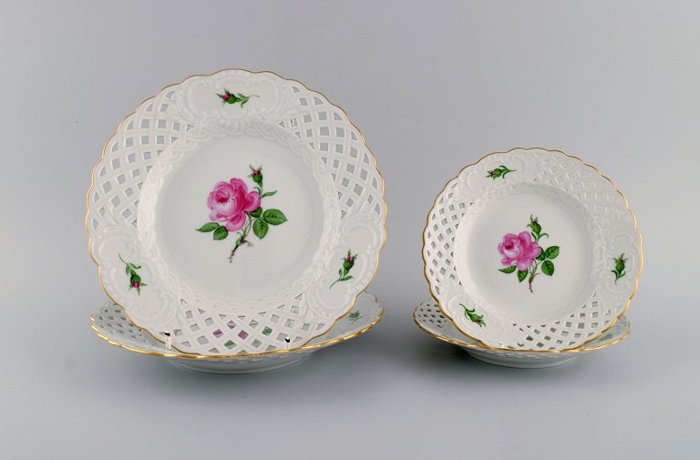 Four Meissen Pink Rose plates in openwork porcelain with hand-painted roses and 
gold edge. Early 20th century.
