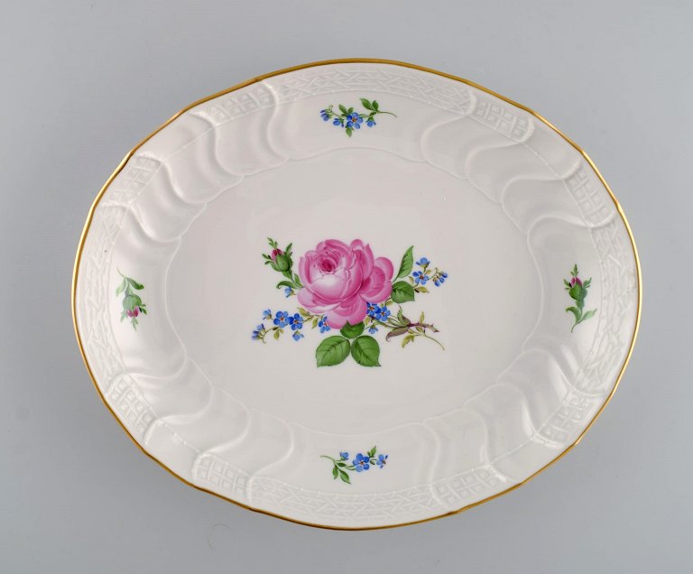 Oval Meissen Pink Rose bowl in hand-painted porcelain with gold edge. Early 20th 
century.
