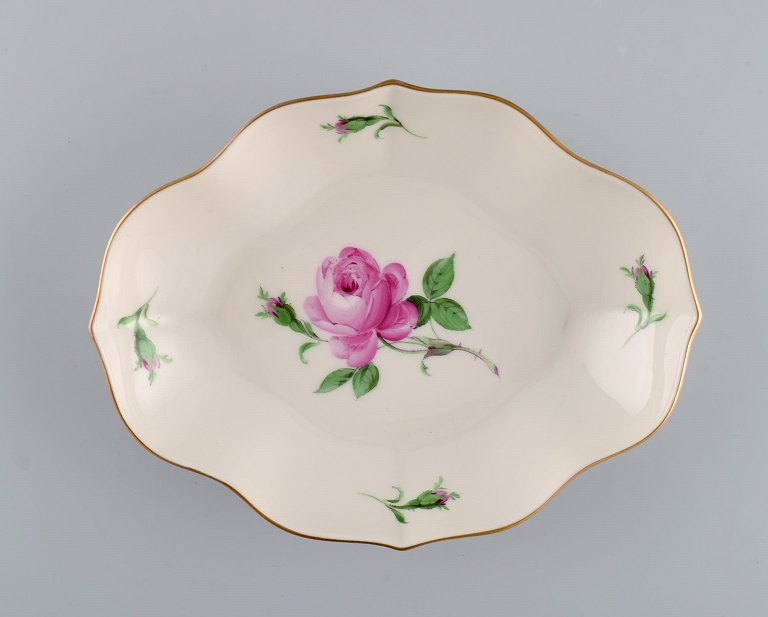 Meissen Pink Rose bowl in hand-painted porcelain with gold edge. Early 20th 
century.
