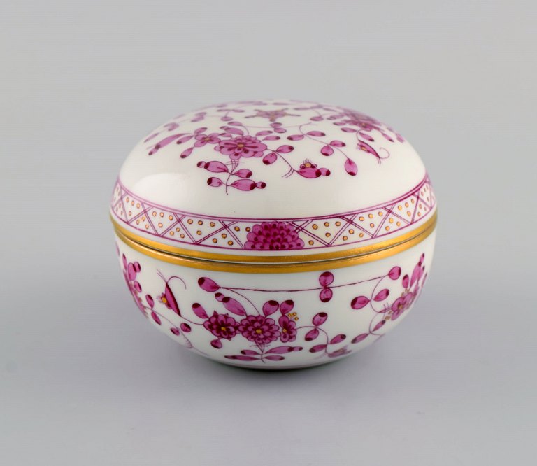 Meissen Pink Indian lidded trinket box in hand-painted porcelain. Pink flowers 
and gold decoration. Early 20th century.
