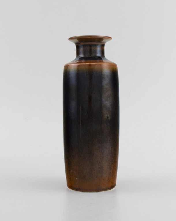 Carl Harry Stålhane (1920-1990) for Rörstrand. Vase in glazed ceramics. 
Beautiful glaze in brown shades. Mid-20th century.
