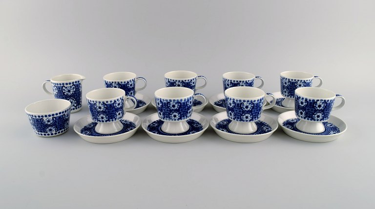 Raija Uosikkinen for Arabia. Ali porcelain coffee service with blue flower 
decoration for eight people. 1960s.
