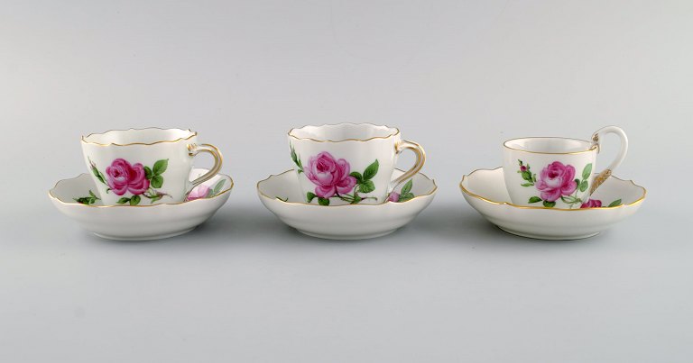 Meissen Pink Rose. Tre kaffekopper med underkopper i håndmalet porcelæn med 
guldkant. Tidligt 1900-tallet.
