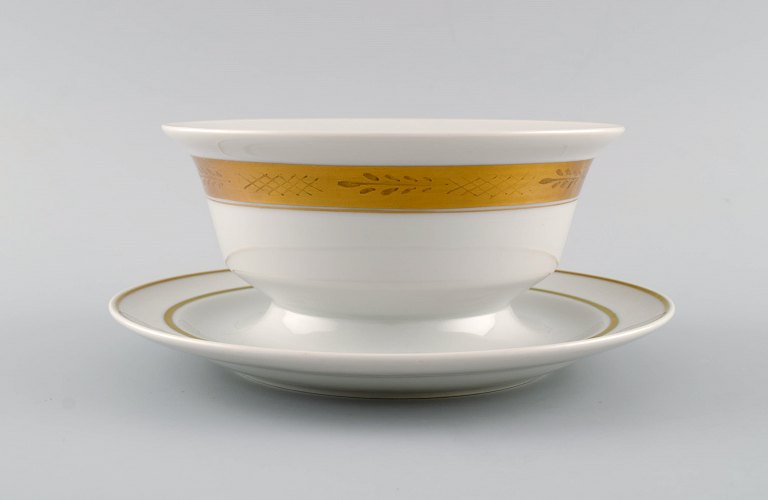 Royal Copenhagen stel nr. 607. Sovseskål i porcelæn. Guldkant med bladværk. 
Modelnummer 607/9580. Dateret 1944. 
