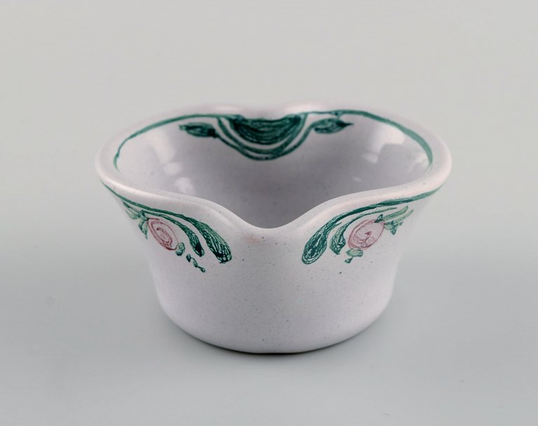 Bjørn Wiinblad (1918-2006), Danmark. Hjerteformet skål i glaseret keramik med 
håndmalede blomster. Dateret 1985.
