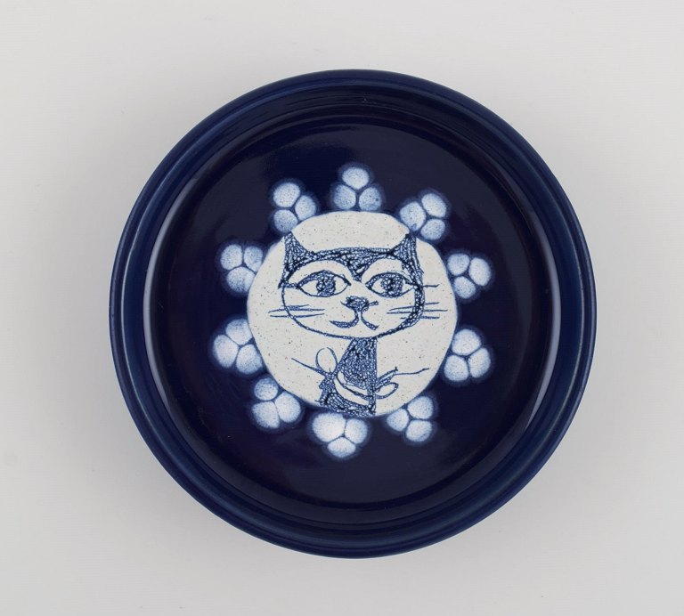 Bjørn Wiinblad (1918-2006), Denmark. Unique bowl / dish in glazed ceramics with 
hand-painted cat. Dated 1963.
