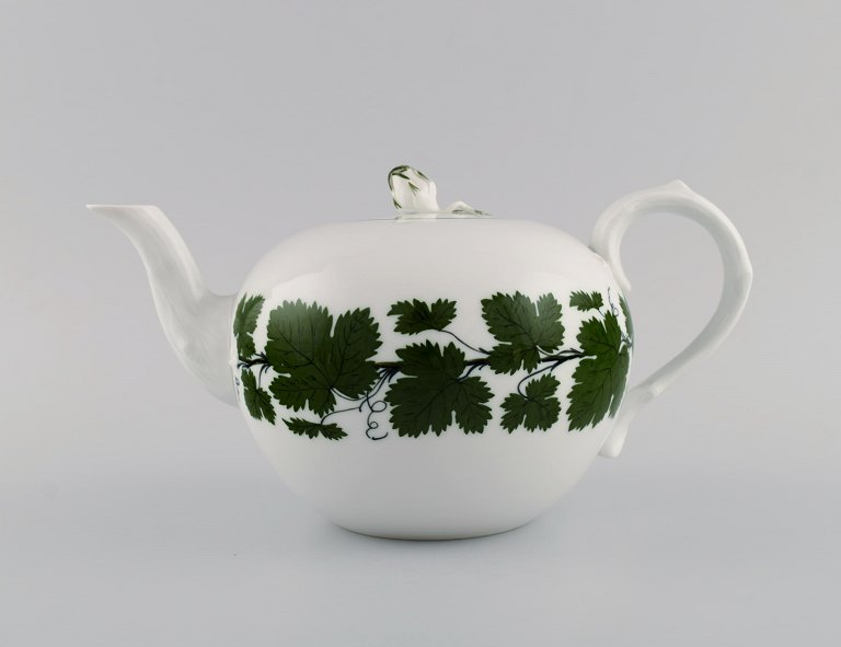 Meissen Green Ivy Vine tekande i håndmalet porcelæn. Låg modelleret med 
rosenknop. 1940